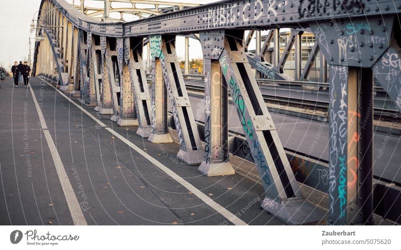 Bösebrücke (Bornholmer Brücke), Stahlträger, Fahrradweg und eine Gruppe Jogger Bogenbrücke Licht Abendlicht Berlin Gesundbrunnen Bornholmer Straße