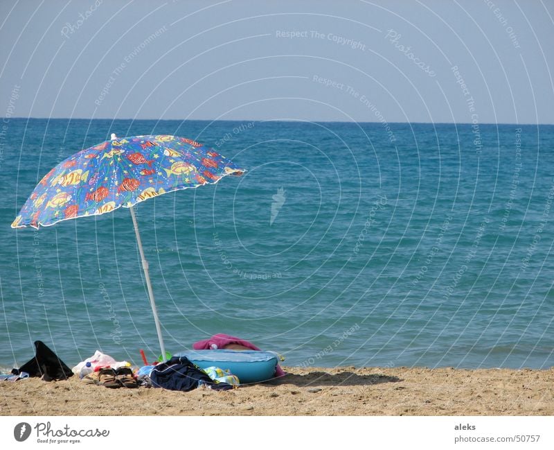 zum schwimmen gegangen Sonnenschirm Meer Strand braun Bekleidung Gepäck vergessen mehrfarbig Griechenland Luftmatratze blau Sand zurückgelassen liegengelassen