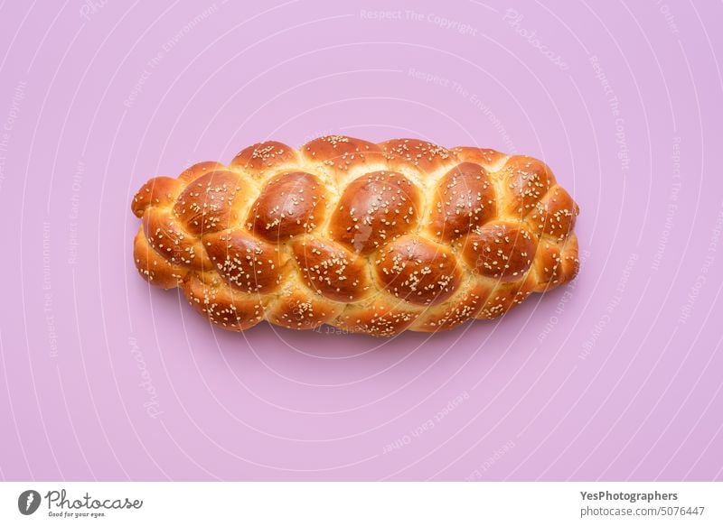 Challah-Brot von oben gesehen, isoliert auf lila Hintergrund Sabbat gebacken Bäckerei geflochten Frühstück hell Feier challa challah Nahaufnahme Farbe Kruste