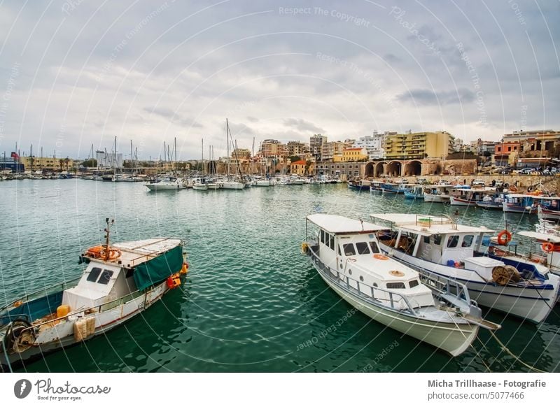 Hafen und Skyline von Heraklion / Insel Kreta Griechenland Boote Yachten Meer Wasser Tourismus Ferien & Urlaub & Reisen Europa Mittelmeer Erholung Häuser