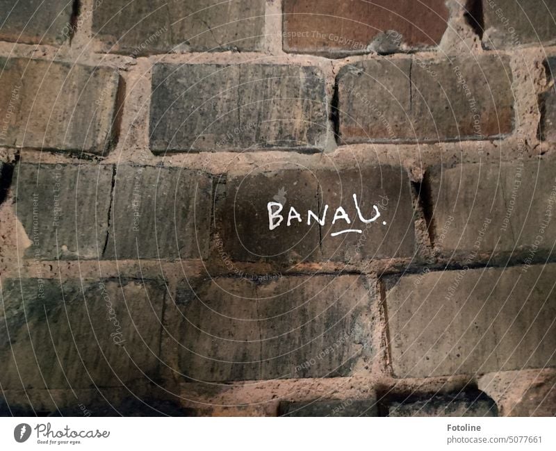 Banal oder nicht banal, das ist hier die Frage. Für diese Backsteinmauer ist sicher alles banal. Mauer Wand Backsteinwand Strukturen & Formen Stein alt