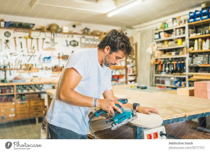 Männlicher Arbeiter beim Schleifen von Holz in der Industrie Mann Zimmerer polnisch Schleifmaschine Schiffsplanken Holzplatte Genauigkeit präzise Werkstatt