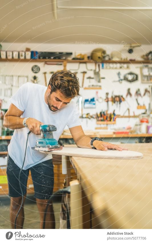 Männlicher Arbeiter beim Schleifen von Holz in der Industrie Mann Zimmerer polnisch Schleifmaschine Schiffsplanken Holzplatte Genauigkeit präzise Werkstatt