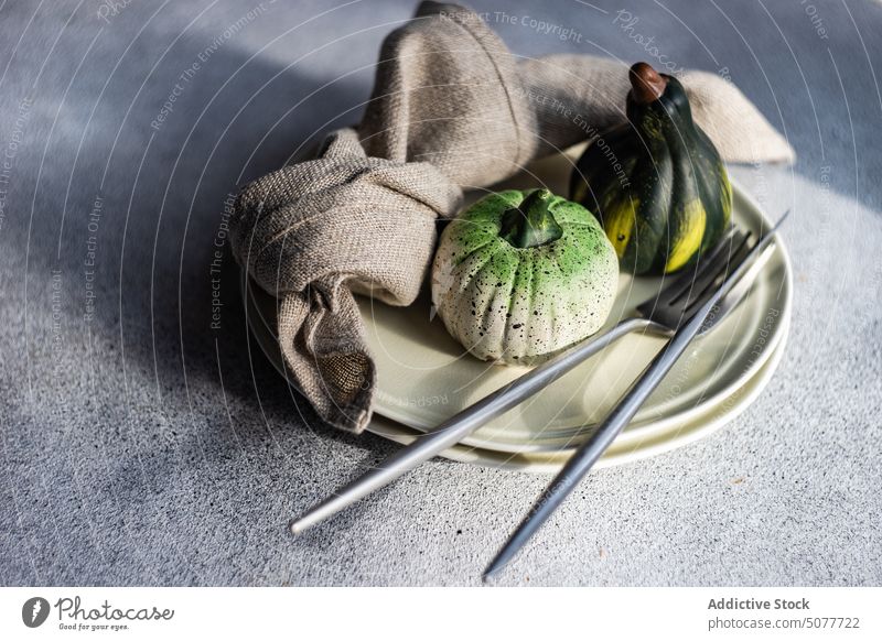 Gedeck für ein herbstliches Abendessen Herbst Hintergrund blau Keramik Besteck Essgeschirr fallen festlich flache Verlegung Lebensmittel Glas Halloween Ernte