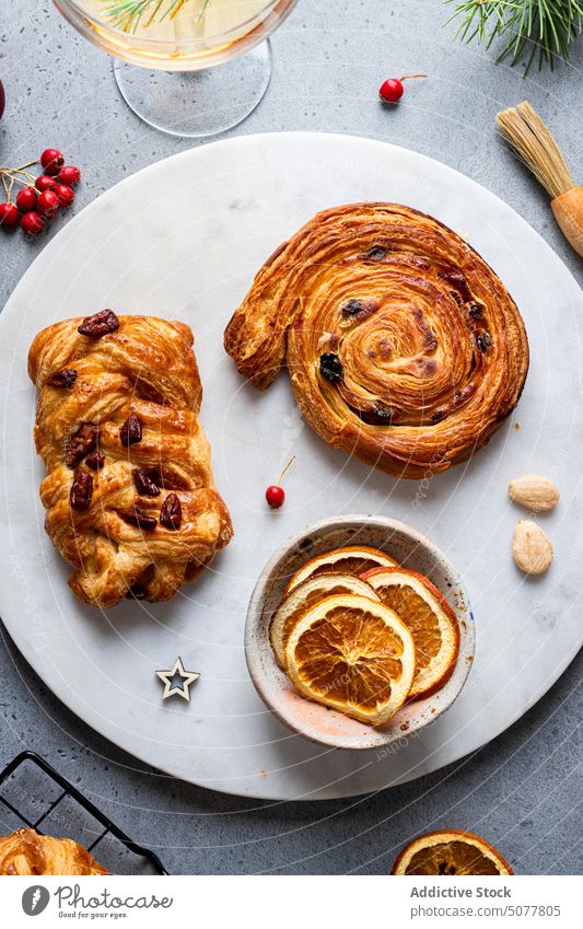 Leckeres Gebäck mit Weihnachtsdekoration Lebensmittel Zopf süßes Brötchen Teller Weihnachten Dekoration & Verzierung gebacken selbstgemacht Kiefer Tradition