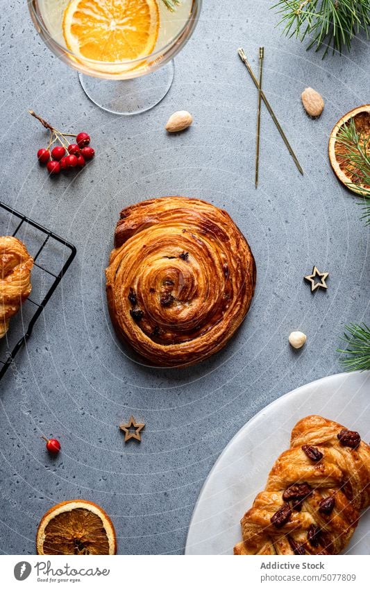 Leckeres Gebäck mit Weihnachtsdekoration Lebensmittel Zopf süßes Brötchen Teller Weihnachten grau Holzplatte Dekoration & Verzierung gebacken selbstgemacht