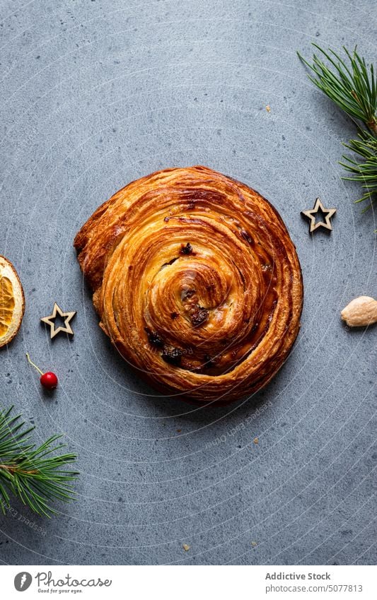 Leckeres gebackenes Schneckengebäck mit Weihnachtsdekoration Lebensmittel Gebäck süßes Brötchen Weihnachten Dekoration & Verzierung selbstgemacht Kiefer