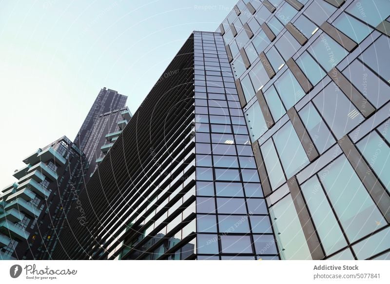 Wolkenkratzer gegen grauen Himmel in der Stadt Megalopolis Straße Glas urban futuristisch modern Stadtzentrum Großstadt Turm hoher Anstieg Geometrie Gebäude