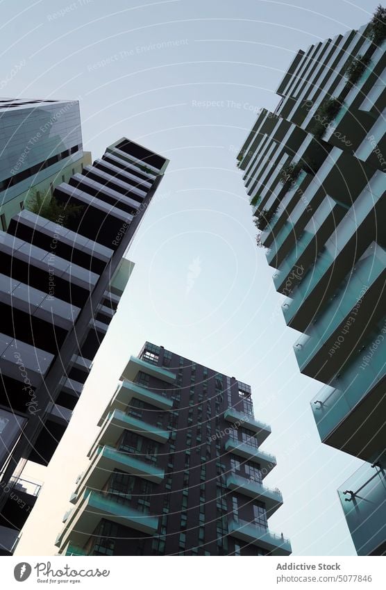 Wolkenkratzer gegen grauen Himmel in der Stadt Megalopolis Straße Glas urban futuristisch modern Stadtzentrum Großstadt Turm hoher Anstieg Geometrie Gebäude