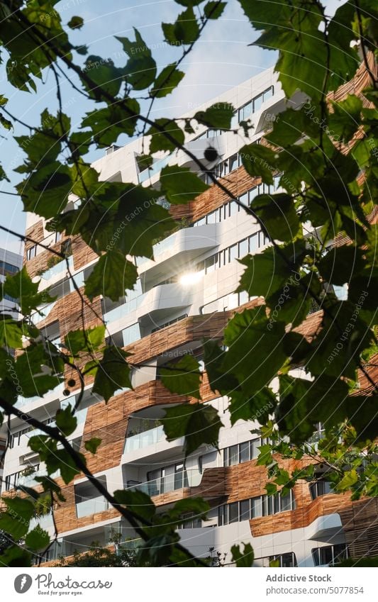 Modernes Wohnhaus gegen blauen Himmel Gebäude Appartement hoher Anstieg modern Straße Blauer Himmel wolkig Außenseite Fassade Architektur wohnbedingt Großstadt