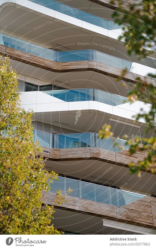 Modernes Mehrfamilienhaus an einem sonnigen Tag Gebäude Appartement hoher Anstieg modern Straße Blauer Himmel wolkig Außenseite Fassade Architektur wohnbedingt