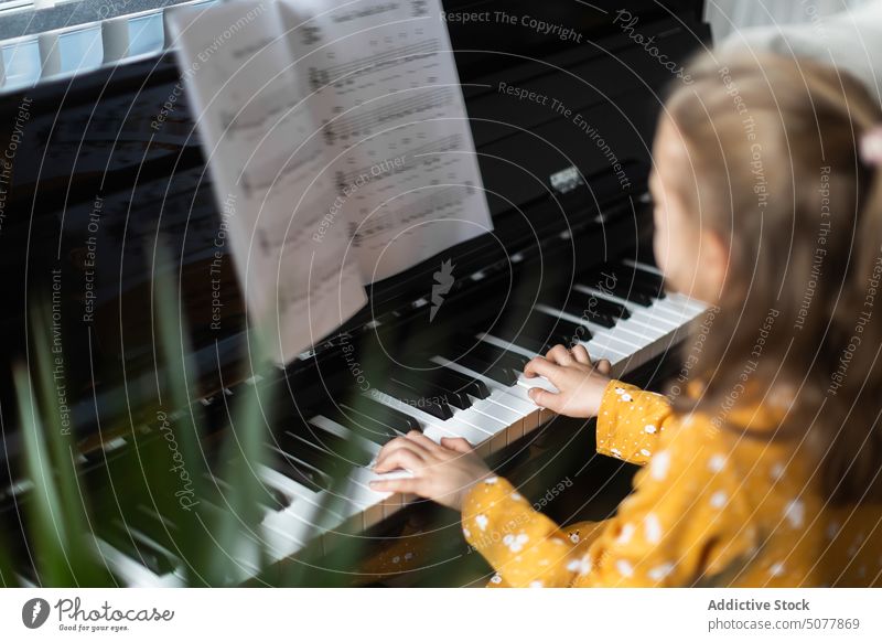 Kleines blondes Mädchen übt Musik mit dem Klavier Kind Lernen Person Musiker Pianist Kindheit Bildung üben Instrument praktizieren Klassik im Innenbereich