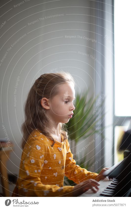 Kleines blondes Mädchen übt Musik mit dem Klavier Kind Lernen Person Musiker Pianist Kindheit Bildung üben Instrument praktizieren Klassik im Innenbereich