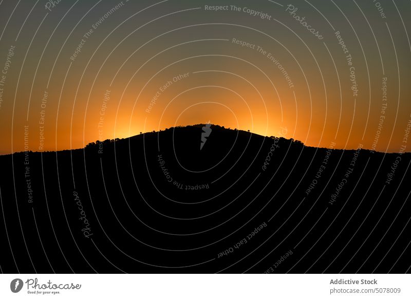 Orange Sonnenuntergang Himmel über Berg Berge u. Gebirge Hügel Landschaft Dämmerung Natur Abend Abenddämmerung orange malerisch Linie Farbe spektakulär