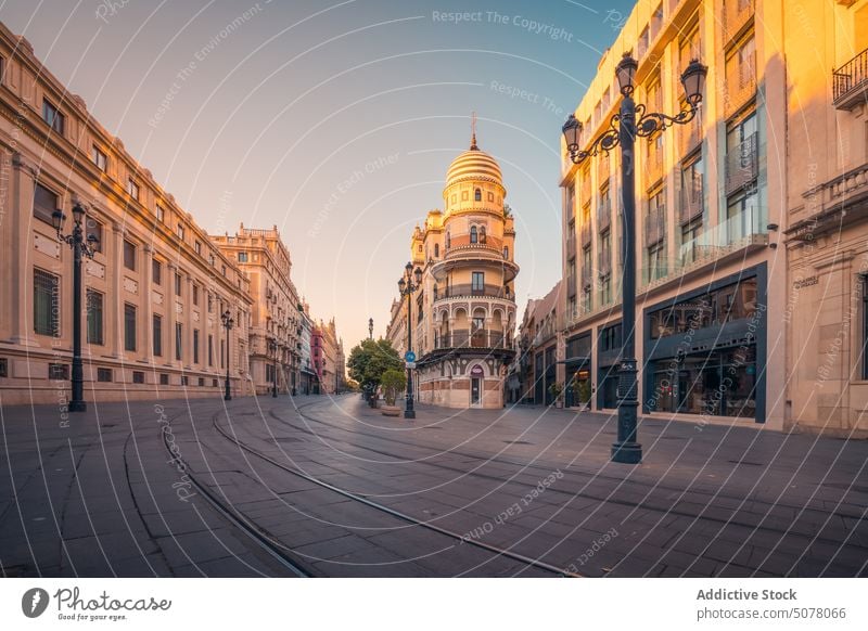 Gebäude im Zentrum von Sevilla mit Kuppel auf der Straße in Spanien zentral Architektur Außenseite historisch Andalusia Blauer Himmel Konstruktion Großstadt