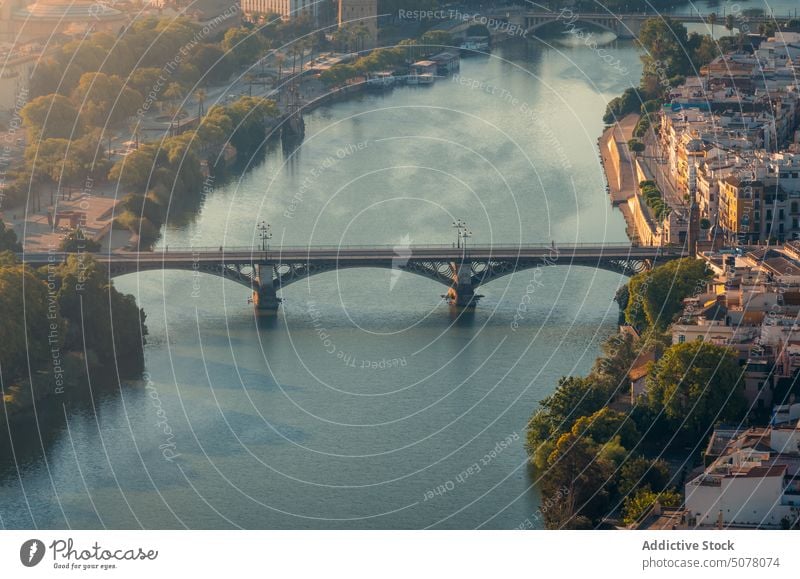 Brücke über den Fluss zwischen den Dämmen von Sevilla an einem Sommertag alt Windstille Gebäude mehrstöckig Spanien Revier Andalusia Historie Architektur