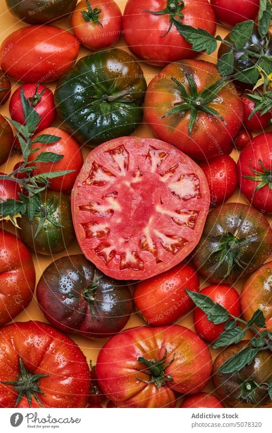 Frische rote reife Tomaten in Scheiben geschnitten Gemüse frisch Lebensmittel Wasser gesunde Ernährung natürlich organisch Vitamin Gesundheit geschmackvoll