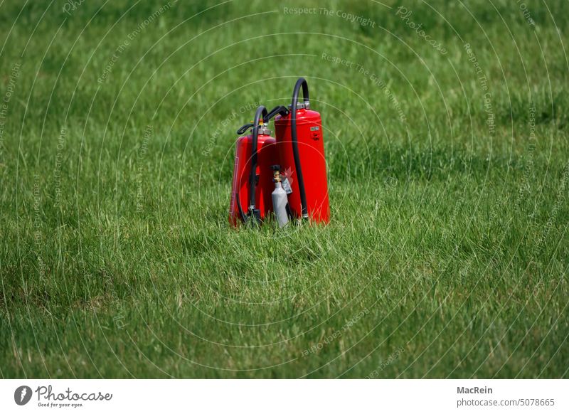 Feuerlöscher an einer Rennstrecke Brandschutz Feuerwehr Feuerwehreinsätze Feuerwehreinsatz aussennaufnahme Rasen Schutz sicher sichere sicherer sicheres