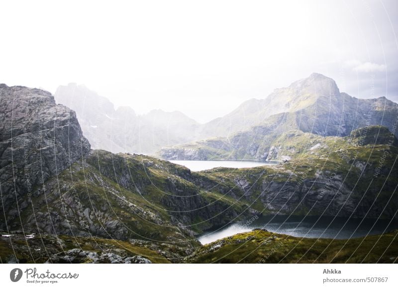 Im Land der Trolle Abenteuer Ferne Freiheit Expedition Landschaft Herbst Berge u. Gebirge See atmen träumen Zusammensein gigantisch grau Stimmung Zukunftsangst