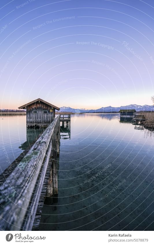 Bootshaus am Chiemsee Bayern See Wasser Himmel Ferien & Urlaub & Reisen blau Natur Landschaft Außenaufnahme Reflexion & Spiegelung Menschenleer Farbfoto ruhig