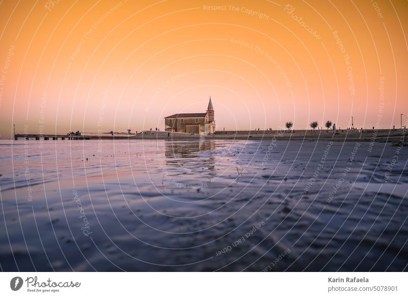 Kirche Madonna dell'Angelo in Caorle, Italien bei Sonnenuntergang Sonnenuntergangshimmel Meer Landschaft Strand Wasser Himmel Urlaub Ferien & Urlaub & Reisen