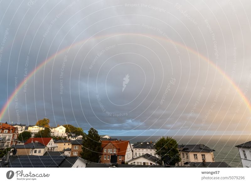 Regenbogen über dem Meer Ostsee Sassnitz Rügen Regenwetter Herbst Häuser Altstadt Horizont Regenwolke Fernblick Himmel Außenaufnahme Ferien & Urlaub & Reisen