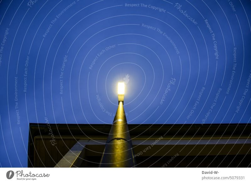 Straßenbeleuchtung bei Nacht Straßenlaterne Laterne Beleuchtung Energie Strom leuchten Licht Dunkelheit hell Laternenpfahl Lampe Energiewirtschaft