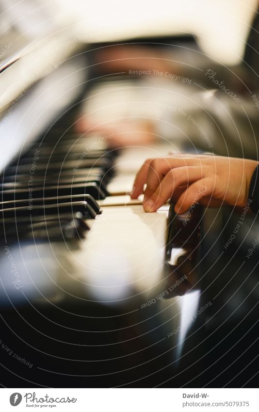 Kinder spielen zusammen Klavier Duett Musik Familie musikalisch Klaviertasten Klavierunterricht Mädchen Junge Finger Hände