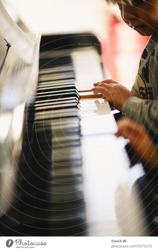 Kind spielt Klavier spielen Musik musikalisch Musikinstrument Interesse Kindererziehung Freizeit & Hobby Spaß Klang üben Finger