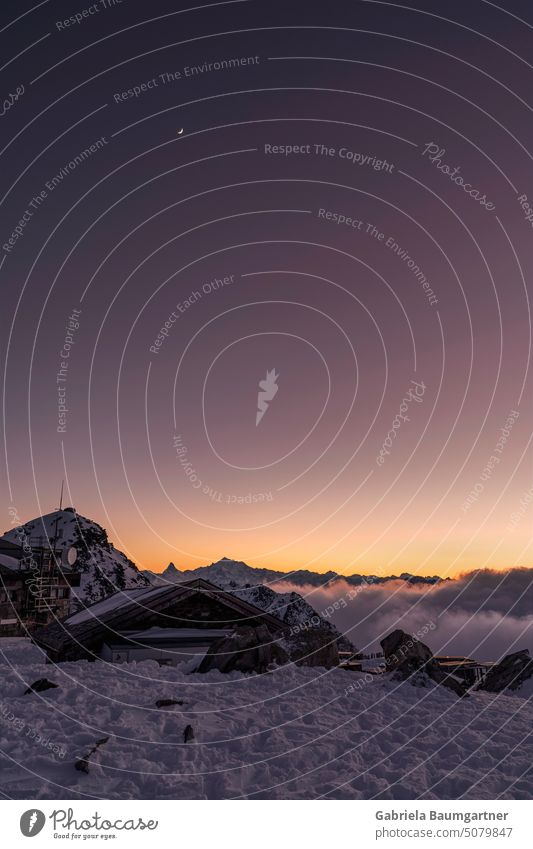 Verschneite Berghütte im Sonnenuntergang mit Blick auf das Matterhorn im Hintergrund Winterlandschaft Schneelandschaft kalt Winterstimmung Menschenleer