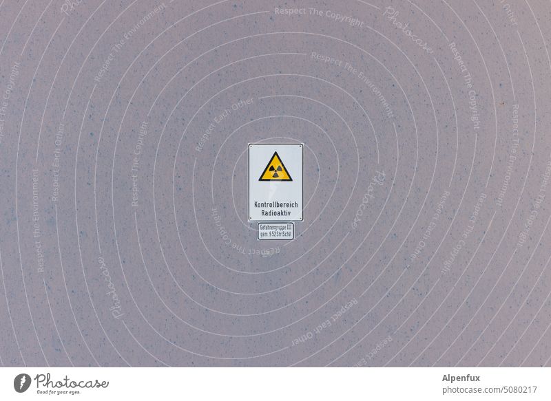 Weihnachtsgeschenkwarnhinweis für strahlende Gesichter Strahlung Radioaktivität gefährlich Kernkraftwerk Menschenleer bedrohlich Energiewirtschaft radioaktiv