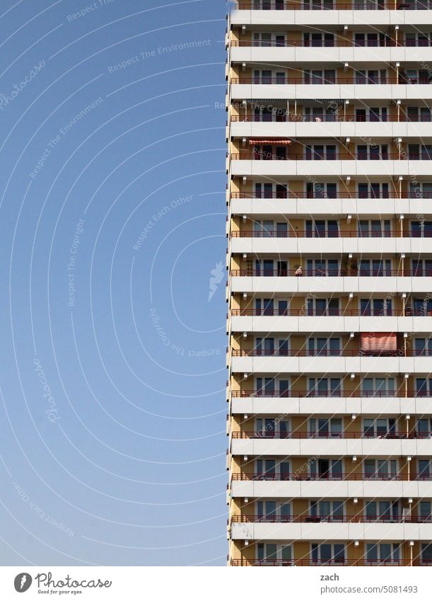 halbe Platte Haus Fassade Plattenbau blau gelb Hochhaus Himmel Frieden Symbole & Metaphern Balkon Stadt Wohnung Marzahn Berlin Marzahn-Hellersdorf Beton DDR