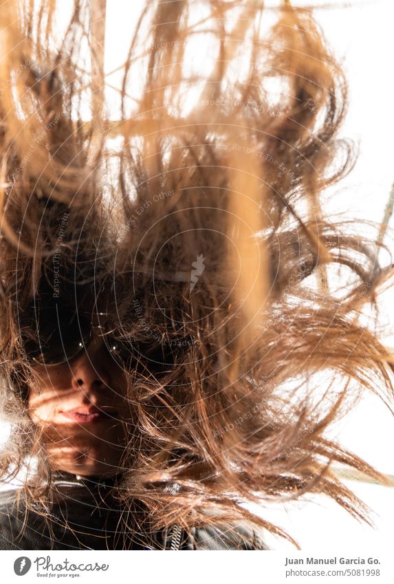 Unbekannte, junge Frau mit langen braunen Haaren Paar Menschen Liebe Schönheit Park schön Glück im Freien Porträt Natur Lächeln Fröhlichkeit Junge Behaarung