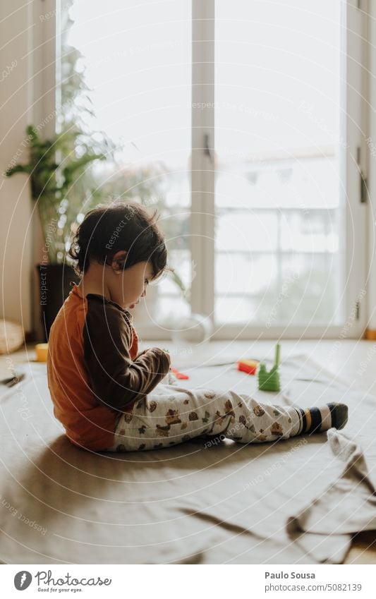 Niedlicher Junge spielt auf dem Boden zu Hause niedlich Kind Kindheit authentisch Farbfoto Freude Lifestyle Leben 1-3 Jahre Tag Mensch Freizeit & Hobby