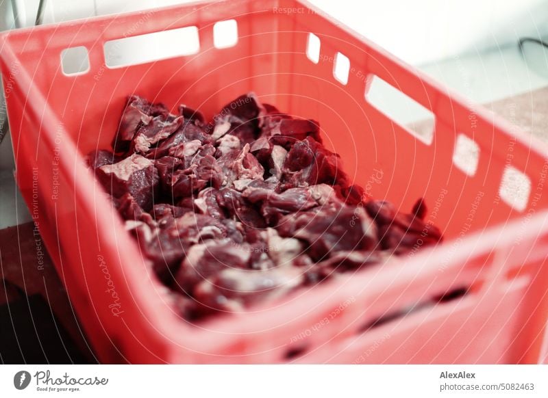 Rindfleisch in roter Fleischkiste Handwerk Fleischer Fleischerei Herstellung Produktion handwerkliche Produktion frisch fleischig Arbeit Erwerb Küche Wurstküche