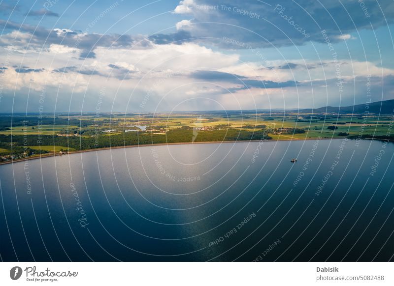 Fliegende Drohne über großem See mit Blick auf Berggipfel Landschaft Berge u. Gebirge Form Mietkow Antenne schön Wasser panoramisch Ansicht Himmel wolkig Sommer