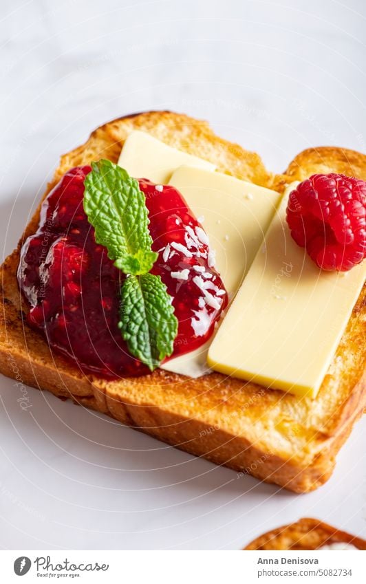 Offenes Sandwich mit Brioche und Himbeeren Belegtes Brot Brötchen Ricotta Beeren Minze Butter Käse Lebensmittel Mahlzeit Marmelade Gesundheit Dessert Frühstück