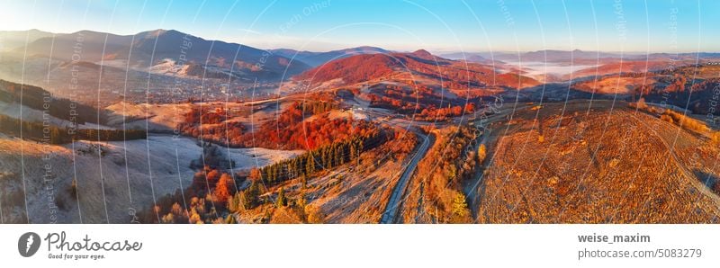 November Bergpanorama. Berg Herbst neblig Sunrise Landschaft. Morgen Tal von Nebel bedeckt Luftszene. Saisonale Herbstlandschaft der Karpaten Berge u. Gebirge