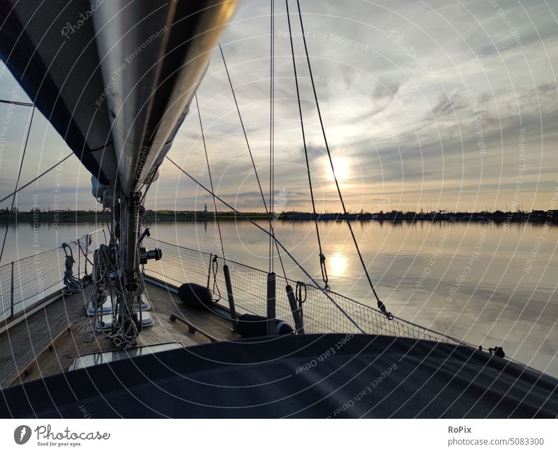 Abendstimmung auf einem Segelboot. Segelschiff Schiff Boot Tradition Skipper Traditionssegler Tau Seil rope Seefahrt Abenteuer Strick Hanf Hanfseil Seemann