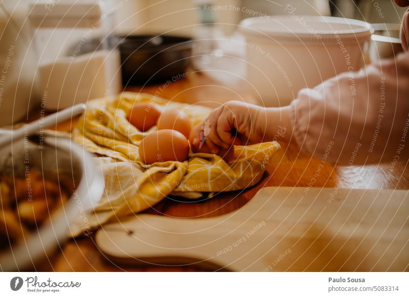 Kind pflückt Eier Kindheit Kommissionierung Essen zubereiten Koch Vorbereitung Backwaren heimwärts Rezept Spaß Lebensmittel Küche authentisch Bäckerei Teigwaren