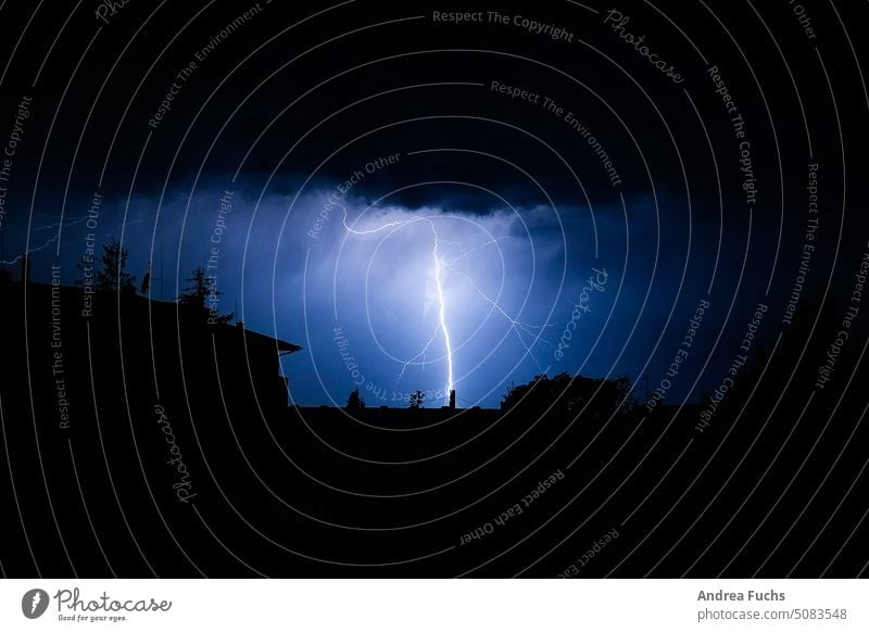 Blitz in der Nacht Gewitter nacht nachthimmel Stadt urban Haus blitzeinschlag Sturm