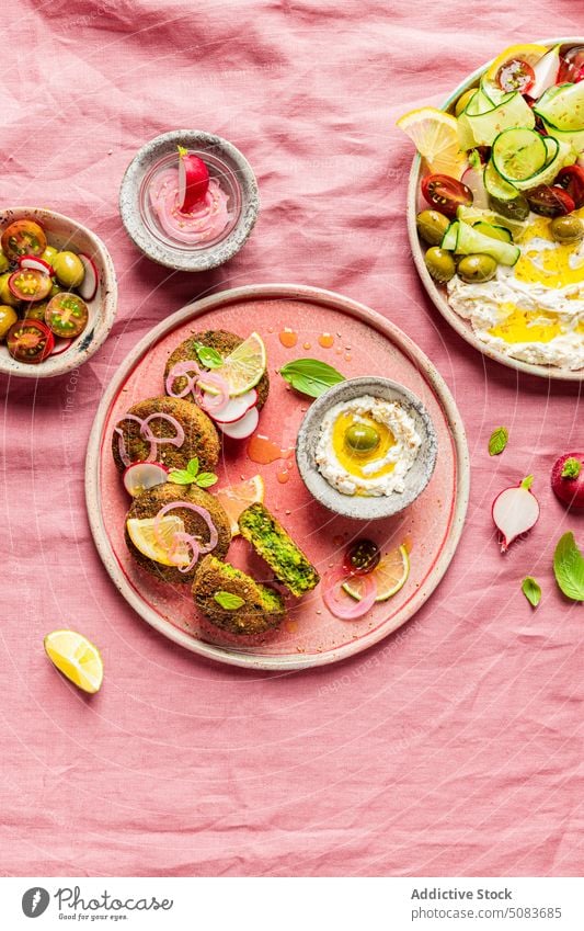 Teller mit Frischkäse und Gemüse Salatbeilage Serviette Vegetarier Speise dienen Gesundheit Portion hell farbenfroh mediterrane Küche Fritter Veganer Dip