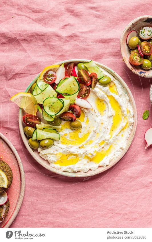 Teller mit Frischkäse und Gemüse Salatbeilage Serviette Vegetarier Speise dienen Gesundheit Portion hell farbenfroh mediterrane Küche Fritter Veganer Dip