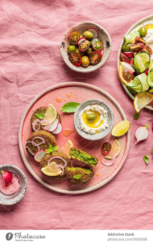 Teller mit Frischkäse und Gemüse Salatbeilage Serviette Vegetarier Speise dienen Gesundheit Portion hell farbenfroh mediterrane Küche Fritter Veganer Dip