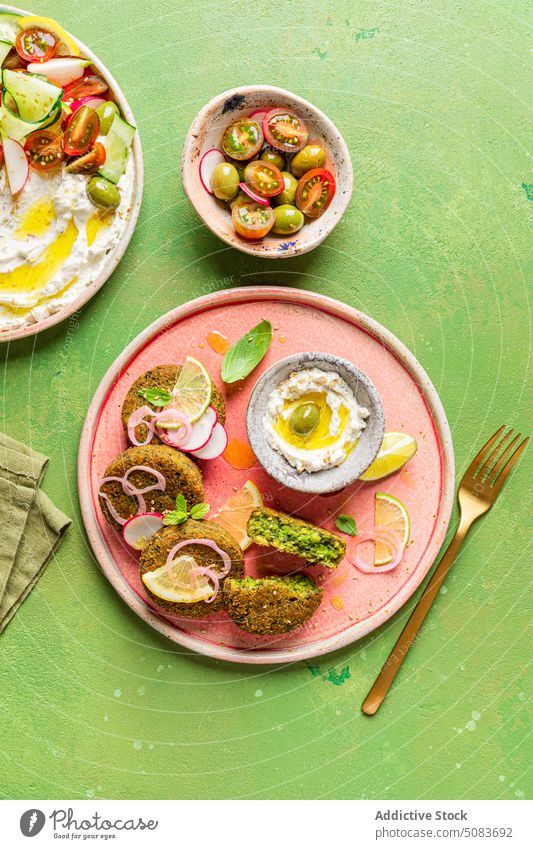 Teller mit Frischkäse und Gemüse Salatbeilage Serviette Vegetarier Speise dienen Gesundheit Portion hell farbenfroh mediterrane Küche Fritter Veganer Dip