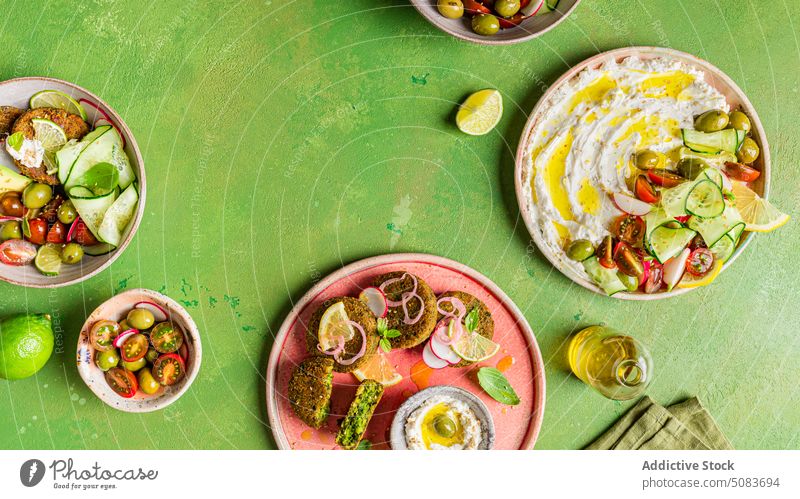 Teller mit Frischkäse und Gemüse Salatbeilage Serviette Vegetarier Speise dienen Gesundheit Portion hell farbenfroh mediterrane Küche Fritter Veganer Dip