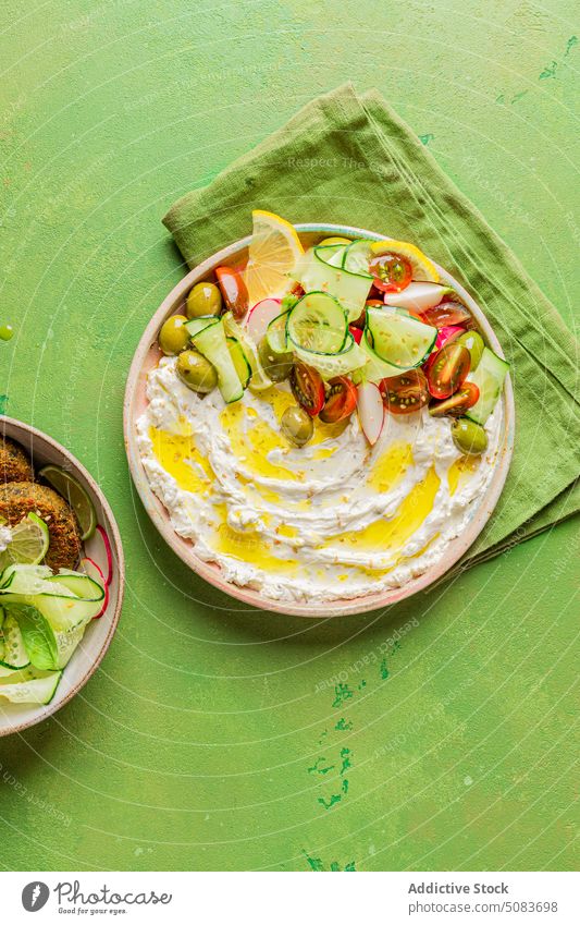 Teller mit Frischkäse und Gemüse Salatbeilage Serviette Vegetarier Speise dienen Gesundheit Portion hell farbenfroh mediterrane Küche Fritter Veganer Dip