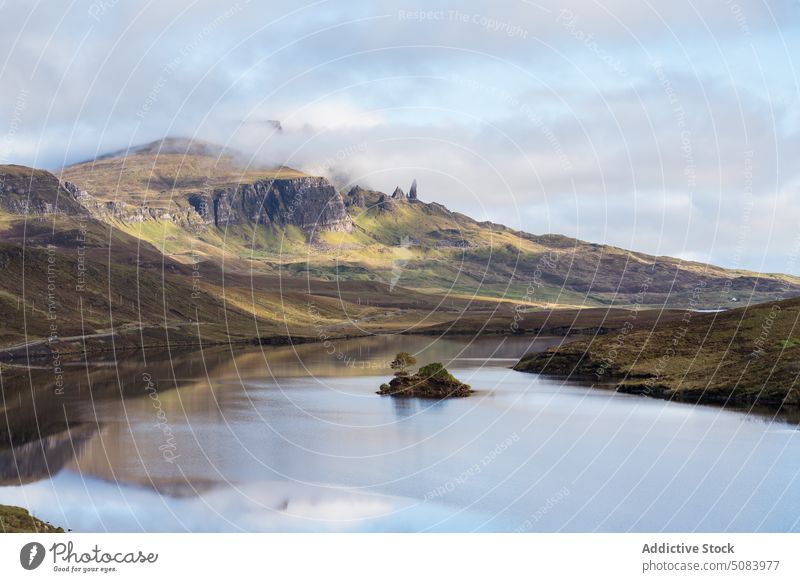 Ruhiger See umgeben von Bergen mit Wolken Landschaft Windstille Berge u. Gebirge Hügel wolkig Blauer Himmel Tourismus Wasser Natur Skye-Insel Schottland Europa