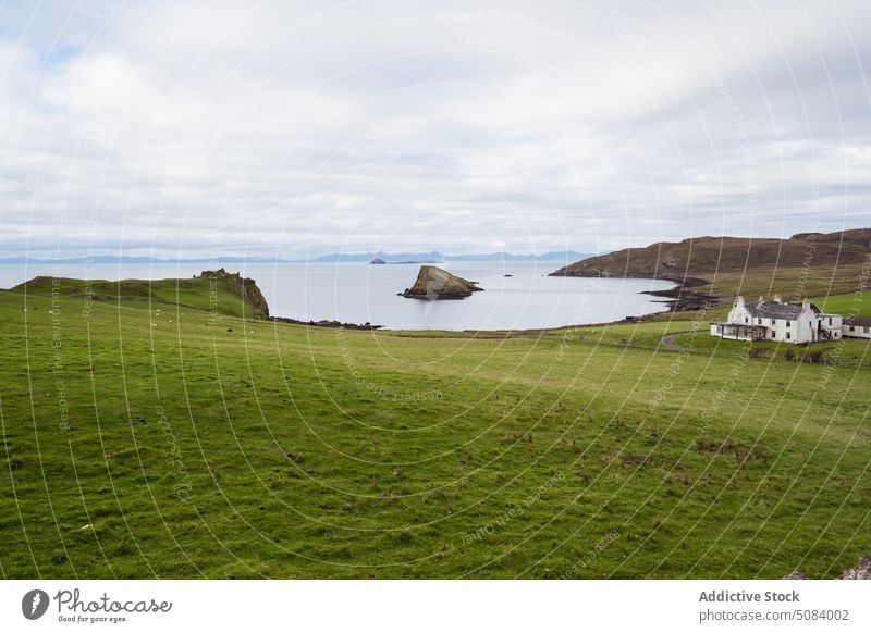 Einsames Haus auf grüner Wiese am See Tal Teich Natur Landschaft Bauernhof Wasser Windstille Skye-Insel malerisch Feld friedlich ruhig ländlich Grasland