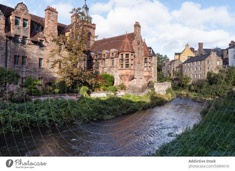 Historisches Gebäude in der Nähe des Flusses in der Stadt historisch Ufer Architektur Außenseite Fassade Blauer Himmel wolkig Wasser Brunnenhof Edinburgh